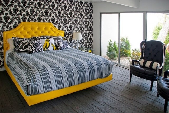 chambre-coucher-adulte-papier-peint-noir-blanc-lit-jaune