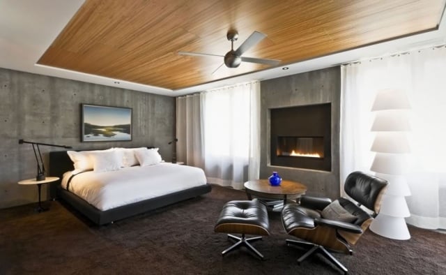 chambre-coucher-adulte-plafond-aspect-bois-fauteuil-relax-lit-noir-blanc