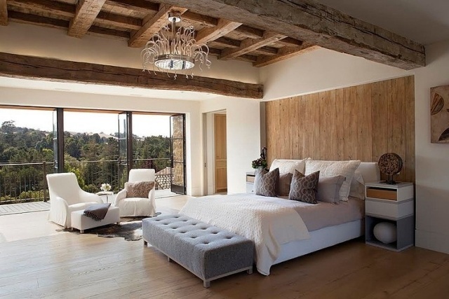 chambre-coucher-adulte-plafond-bois-literie-blanc-gris