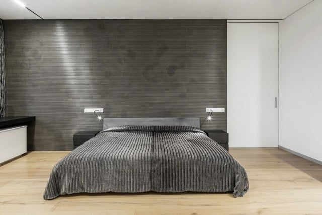 chambre-coucher-adulte-revêtement-mural-gris-literie-grise