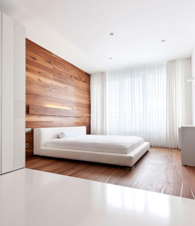 chambre-coucher-adulte-revêtement-mural-sol-bois-lit-blanc-élégant