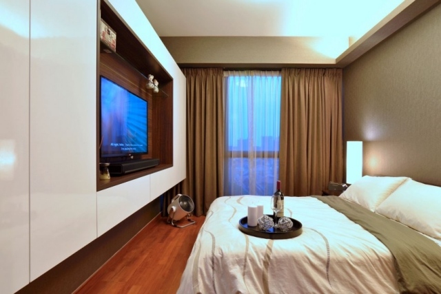 chambre-coucher-adulte-rideaux-marron-clair-grand-lit-tv-écran-plasma chambre à coucher adulte