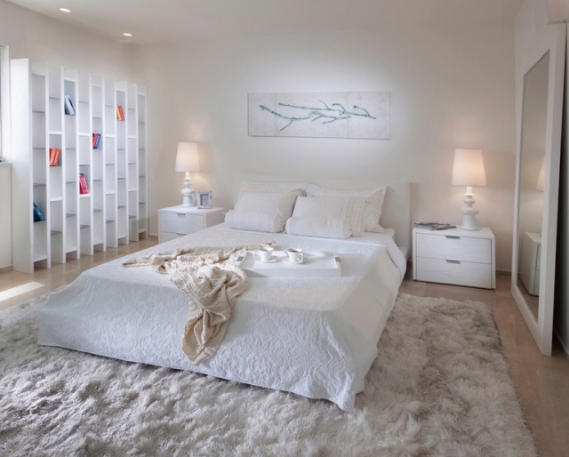 chambre-coucher-adulte-tapis-shaggy-blanc-tables-chevet-blanches