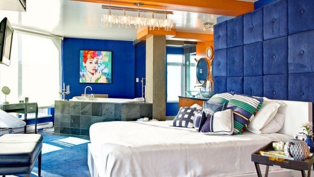 chambre-coucher-adulte-tapisserie-murale-bleu-vif