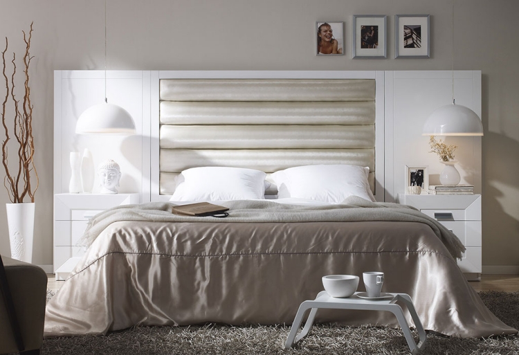 chambre-coucher-complète-tête-lit-bois-beige-blanc-literie-blanc-gris chambre à coucher complète