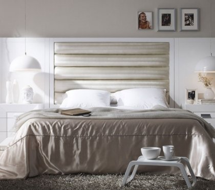 chambre-coucher-complète-tête-lit-bois-beige-blanc-literie-blanc-gris