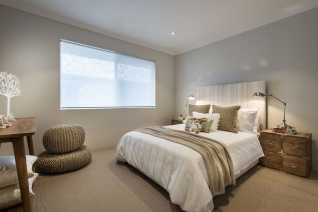 chambre-coucher-moderne-acents-blanc-beige-table-chevet-vintage-bois-poufs-tricotés chambre à coucher contemporaine