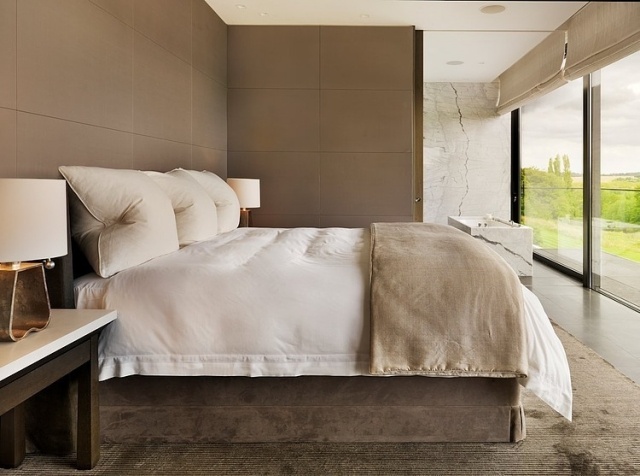 chambre-coucher-moderne-beige-accents-blancs-lampe-chevet-élégante-tapis-beige chambre à coucher contemporaine