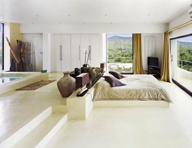 chambre-coucher-moderne-blanche-spacieuse-rideaux-couleur-sable-vases-décoratifs chambre à coucher contemporaine