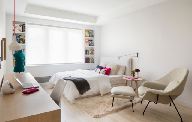 chambre-coucher-moderne-blanche-élégante-accents-cyclamen-fauteuil-beige-clair-bureau-bois-clair