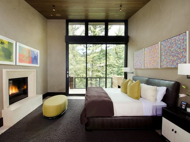 chambre-coucher-moderne-cheminée-élégante-tête-lit-aspect-cuir-noir-accents-jaunes