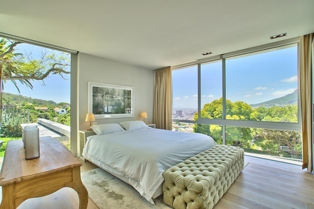 chambre-coucher-moderne-coiffeuse-bois-literie-blanche-grandes-fenêtres chambre à coucher contemporaine