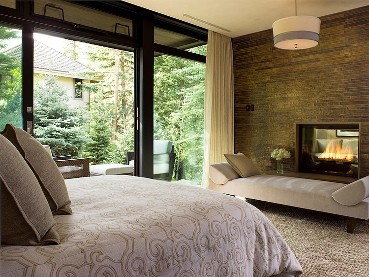 chambre-coucher-moderne-grand-lit-cheminée-banc-élégant-terrasse chambre à coucher contemporaine