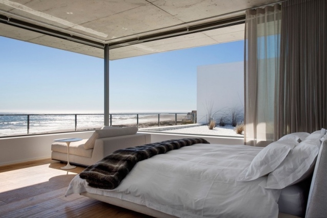 chambre-coucher-moderne-grandes-feneres-mer-vue-literie-blanche-couverture chambre à coucher contemporaine