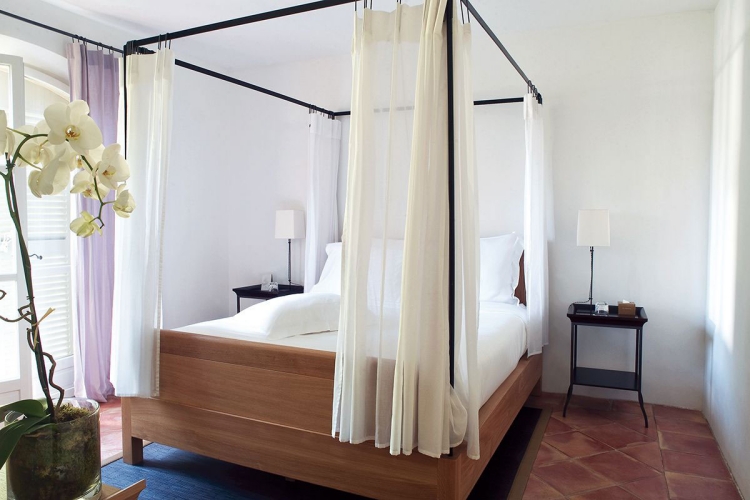 chambre-coucher-moderne-lit-baldaquin-bois-orchidée-blanche-table-chevet-noire-l chambre à coucher contemporaineampe-poser-blanche