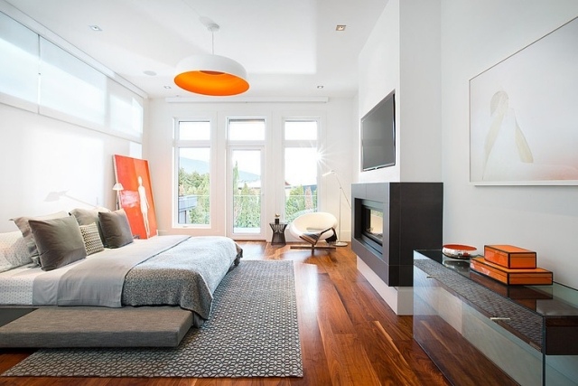 chambre-coucher-moderne-literie-blanc-gris-clair-murs-blancs-accents-orange