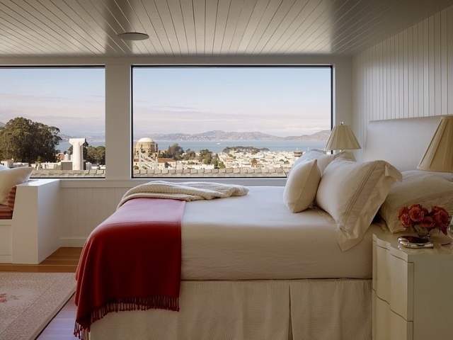 chambre-coucher-moderne-literie-blanche-accents-rouges-fenpetre-grande-vue-belle chambre à coucher contemporaine