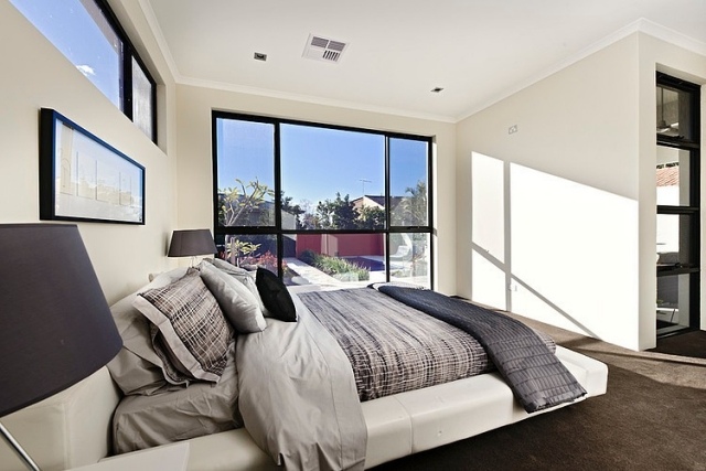 chambre-coucher-moderne-literie-gris-clair-lampes-noir-murs-blancs chambre à coucher contemporaine