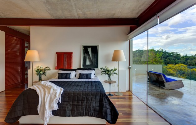 chambre-coucher-moderne-literie-noir-blanc-lampes-sol-blanches-grande-fenêtre-terrasse