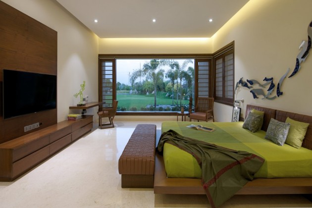 chambre-coucher-moderne-literie-vert-anis-accents-bois-chaises-bois-bureau-spots-led-encastrés chambre à coucher contemporaine