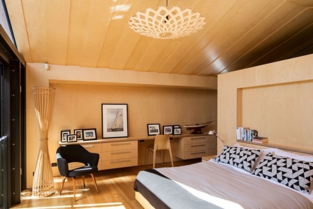 chambre-coucher-moderne-murs-beige-plafond-aspect-bois-clair-accents-noirs