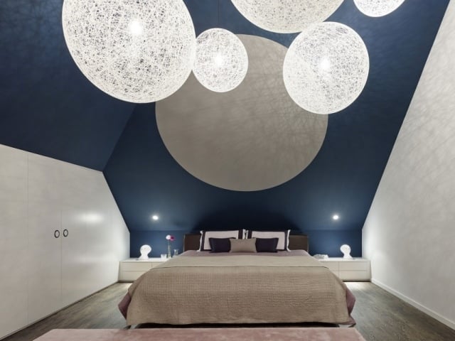 chambre-coucher-moderne-murs-bleu-gris-suspensions-boules-blanches chambre à coucher contemporaine