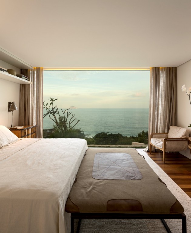 chambre-coucher-moderne-orchidées-blanches-grand-lit-fauteuil-blanc-grande-fenêtre-rideaux-gris chambre à coucher contemporaine