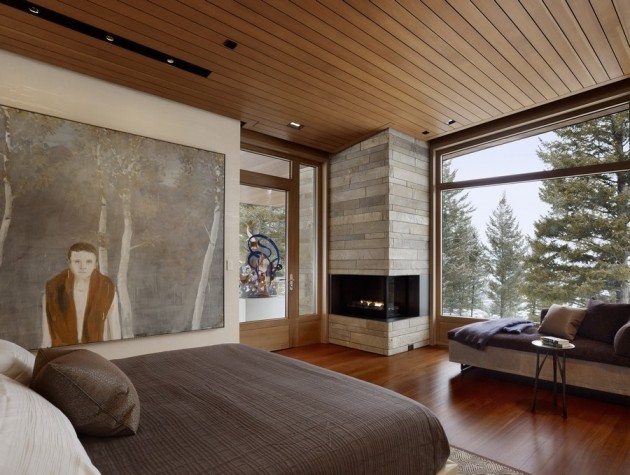 chambre-coucher-moderne-plafond-bois-cheminée-élégante-grand-lit-literie-gris-blanc-canapé-moderne