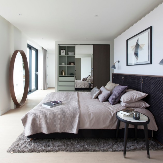 chambre-coucher-moderne-tête-lit-élégante-noire-literie-blanc-gris-tapis-shaggy-gris-clair chambre à coucher contemporaine