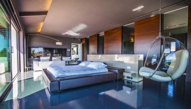 chambre-coucher-moderne-tête-lit-blanche-rangement-chaise-egg-suspendue-revêtement-sol-résine-bleu chambre à coucher contemporaine