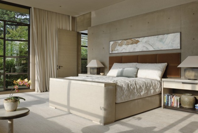 chambre-coucher-moderne-tête-lit-tapissée-marron-clair-table-chevet-lampe-blanche-élégante chambre à coucher contemporaine