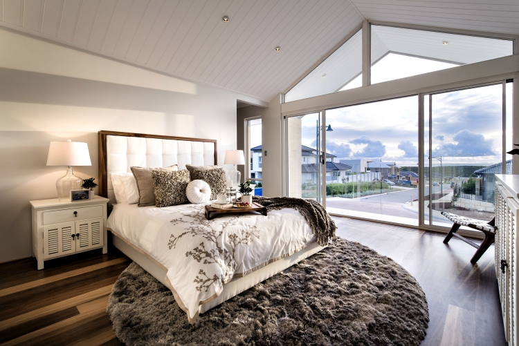chambre-coucher-moderne-tapis-rond-poils-longs-lit-grand-coussins-décoratifs-lampe-chevet-blanche chambre à coucher contemporaine