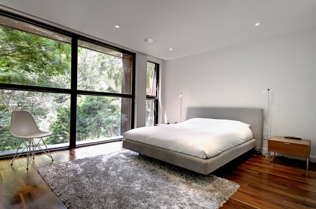 chambre-coucher-moderne-tapis-shaggy-gris-lit-élégant-chaise-blanche-parquet chambre à coucher contemporaine
