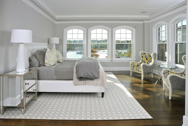 chambre-fenêtres-gris-blanc-fauteuils-motifs