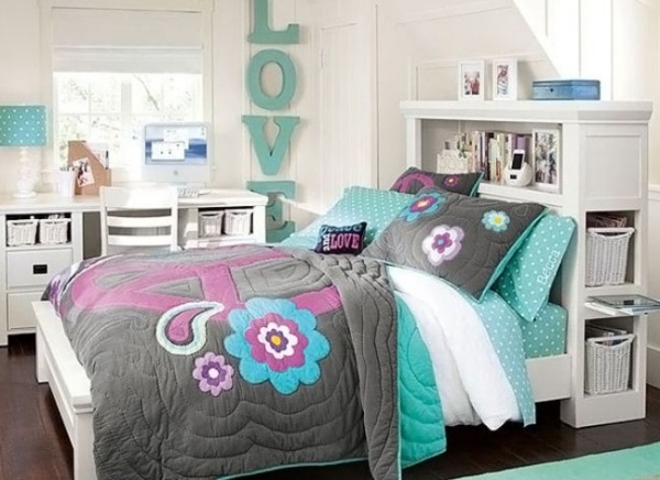 chambre-à-coucher-ado-couverture-sympa-coussins-deco-murale