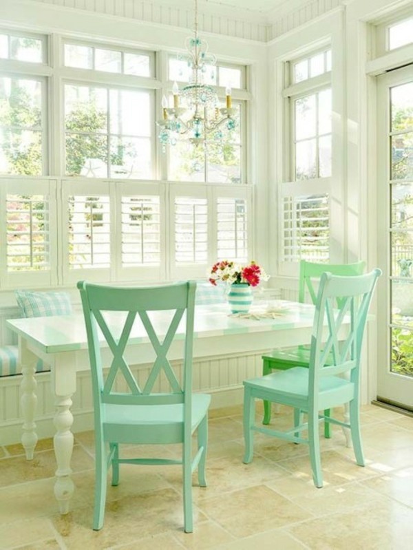 coin-repas-cuisine-idées-aménagement-table-rectangulaire-blanche-chaises-vertes