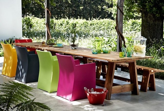 coin-repas-extérieur-fauteuils-couleurs-vives