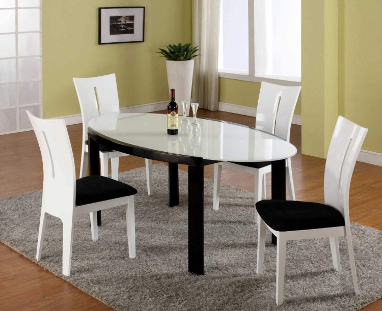 coin-repas-moderne-idee-originale-forme-ovale-chaises-noires-blanches