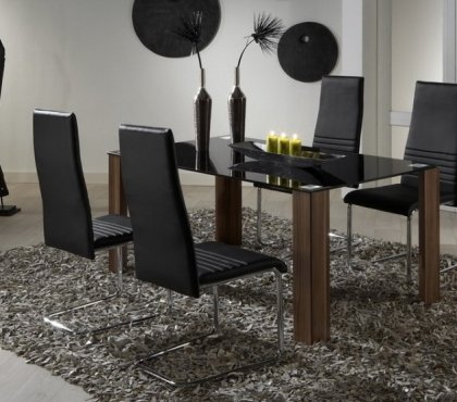 coin-repas-moderne-idee-originale-tapis-shaggy-chaises-cuir