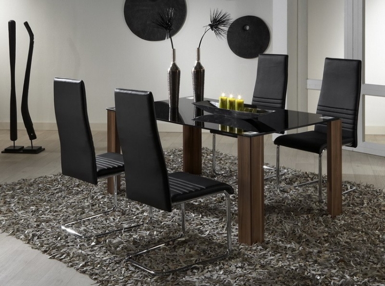 coin repas moderne-idee-originale-tapis-shaggy-chaises-cuir