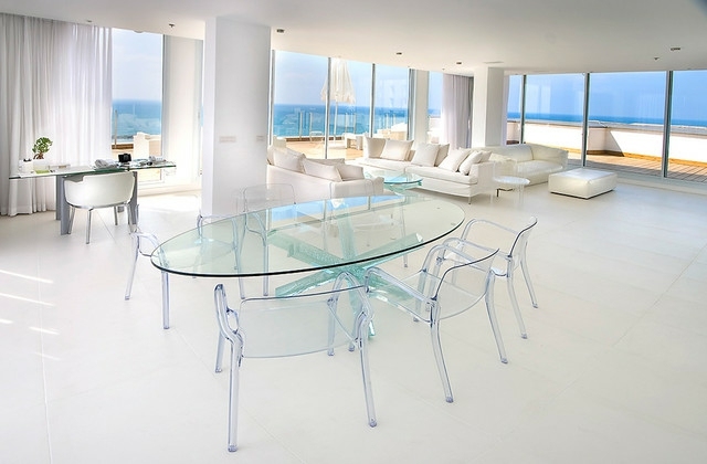 coin-repas table ovale verre chaises transparentes