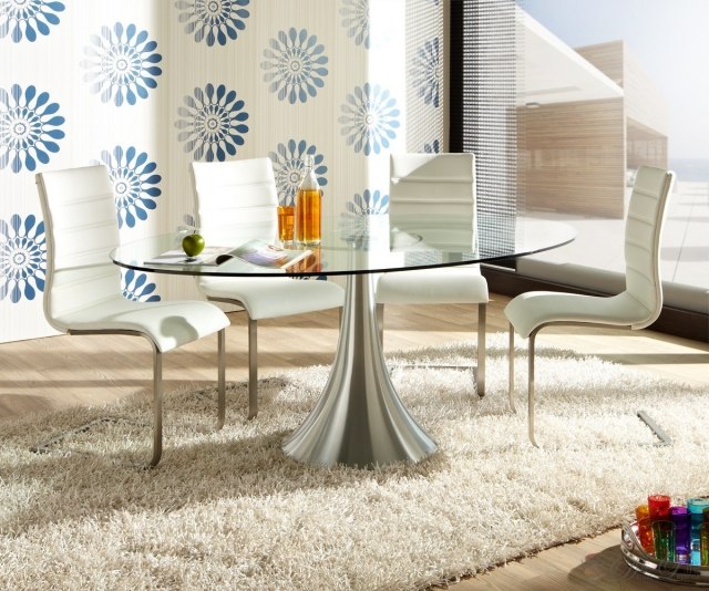 coin-repas-table-ronde-chaises-blanches-tapis-shaggy