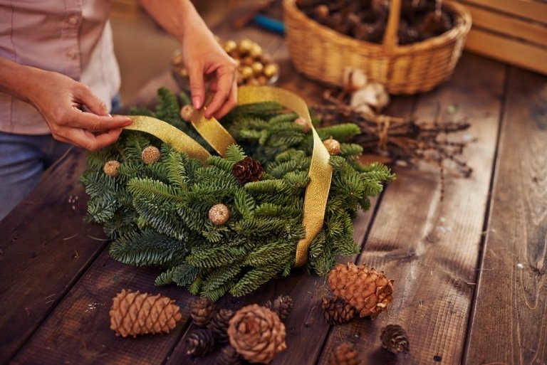 comment faire une couronne de noel avec des branches pommes de pin ruban déco chic