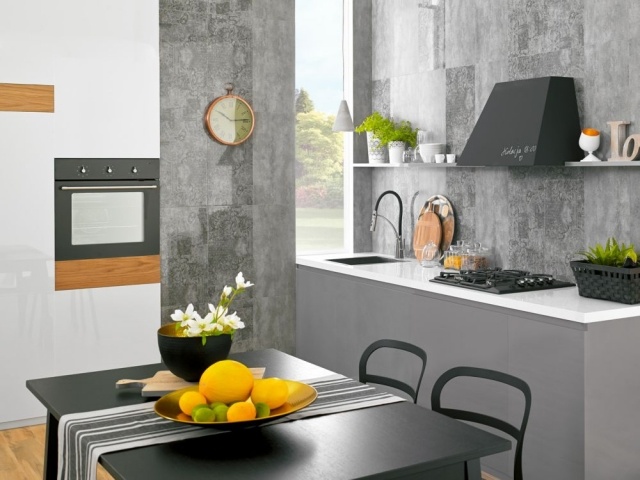 couleur-cuisine-murs-gris-aspect-béton-armoires-blanches