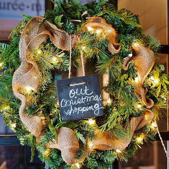 couronne-Noël-branches-artificielles-vertes-guirlande-lumineuse-jute couronne de Noël