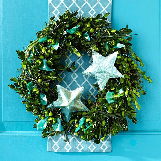 couronne-Noël-branches-vertes-ornements-étoiles-bleu-clair couronne de Noël