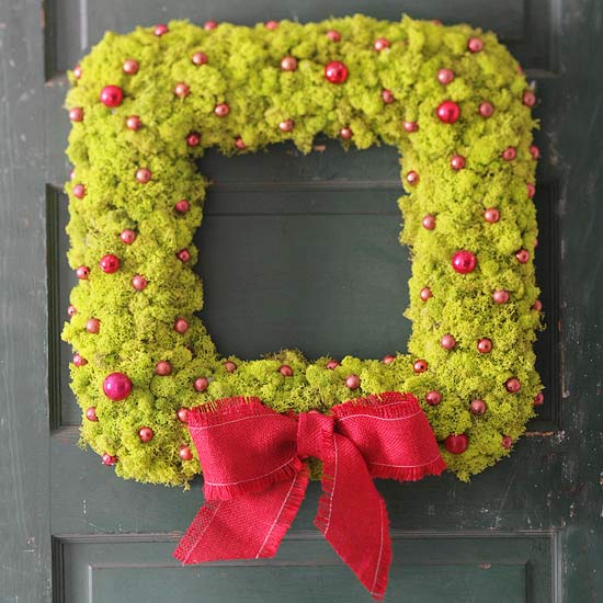 couronne-Noël-carrée-mousse-mousse-vert-anis-boules-Noel-rouges-ruban-rouge