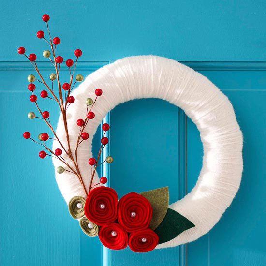 couronne-Noël-fil-laine-blanc-fleurs-feutre-rouges-branche-baies-rouges-décoratives couronne de Noël