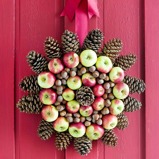 couronne-Noël-pommes-pin-pommes-noix-ruban-rouge couronne de Noël