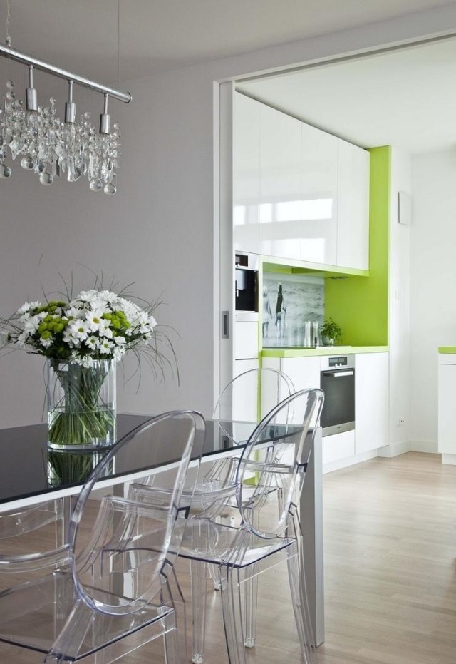 cuisine-blanche-chaises-transparentes-murs-verts